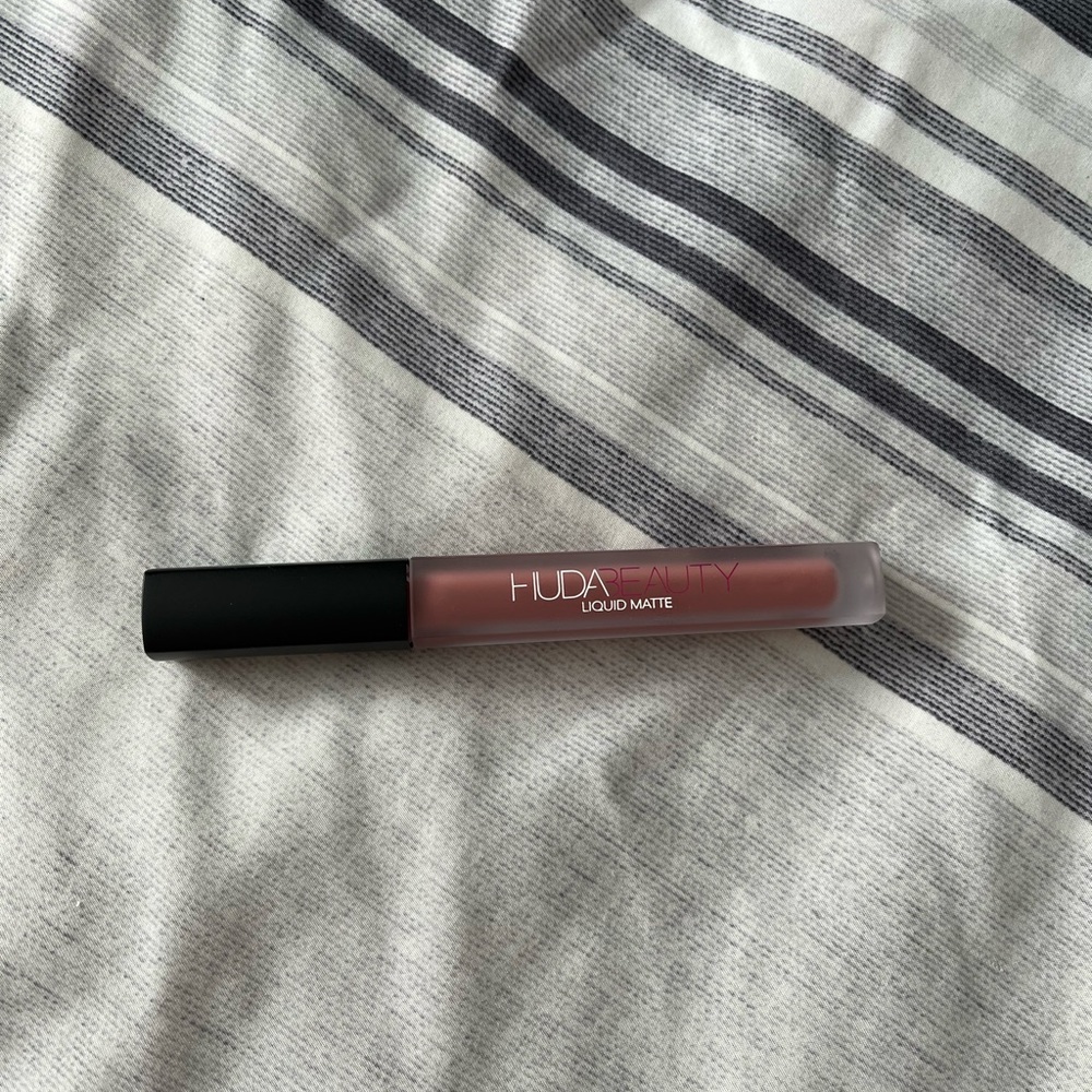 Huda Beauty Liquid Matte Lipstick in Queen of Shea